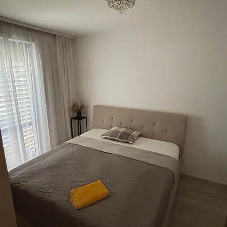 Modern & Comfy With Easy Access To Center Lejlighed *