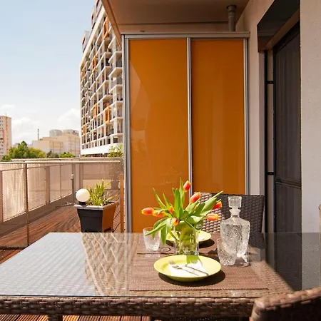 Modern & Comfy With Easy Access To Center Lejlighed
